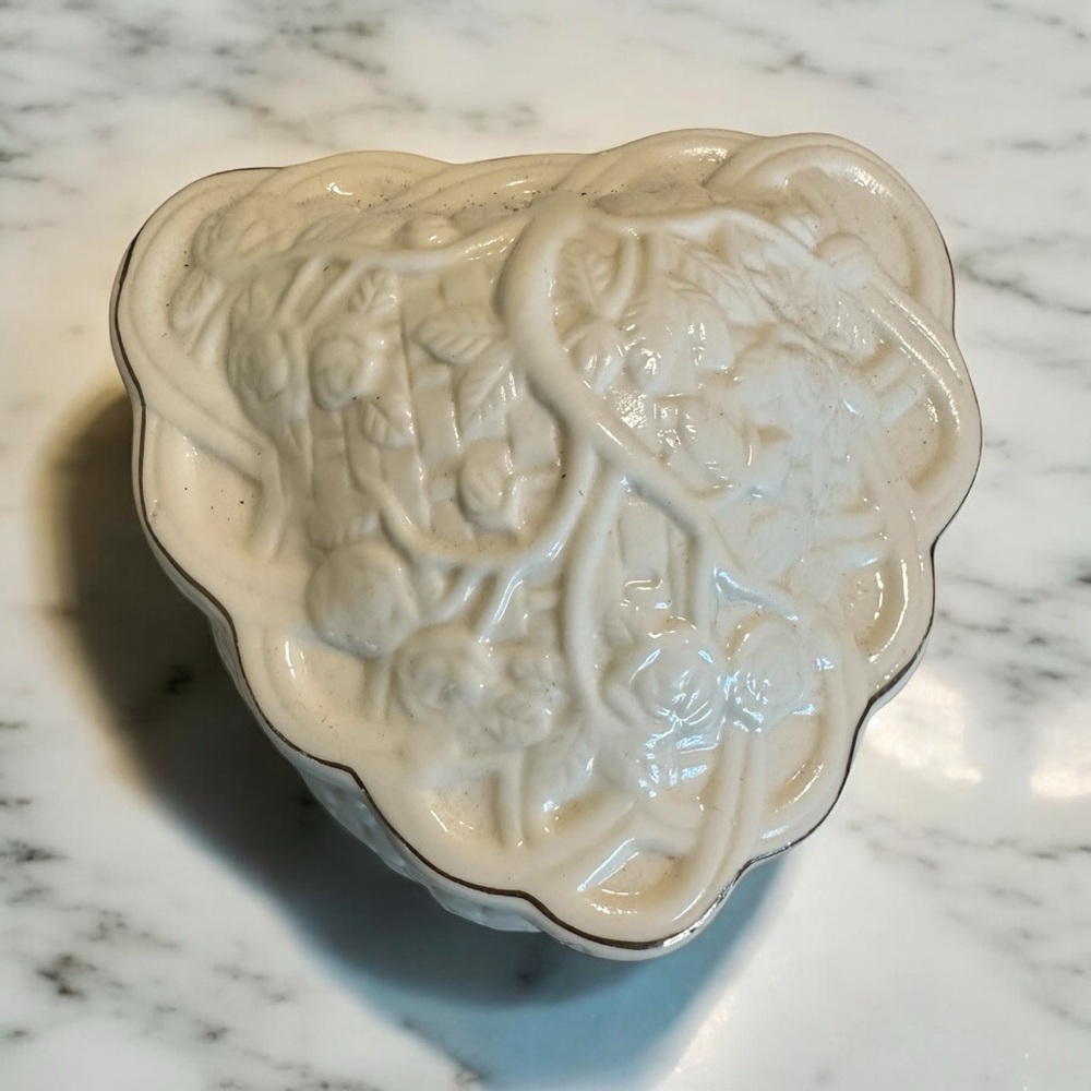 Hamilton Collection Keltic Knot Ceramic Trinket Heart Shaped Box